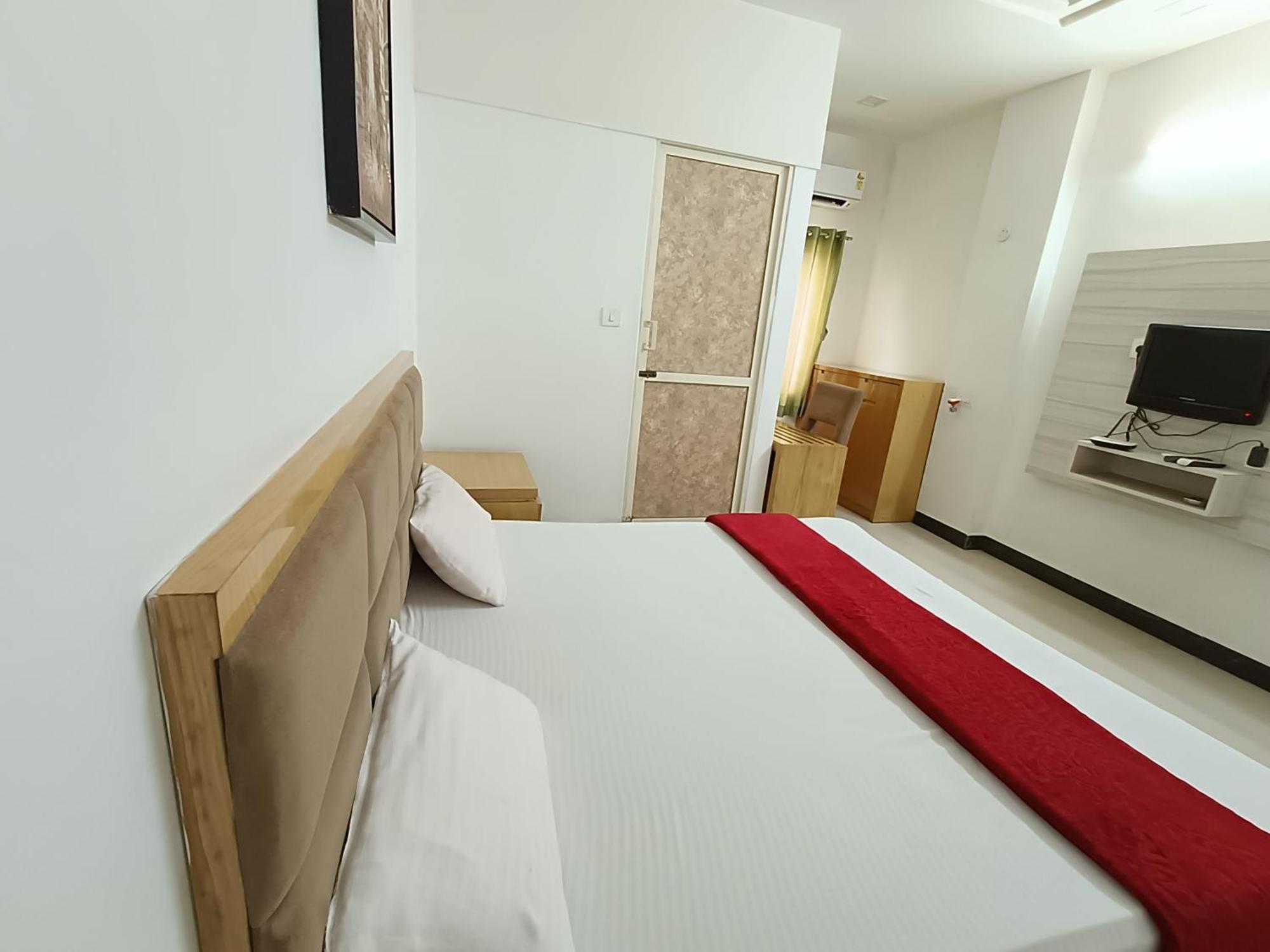 Stay Guru Usha Residency Bhuj Ngoại thất bức ảnh