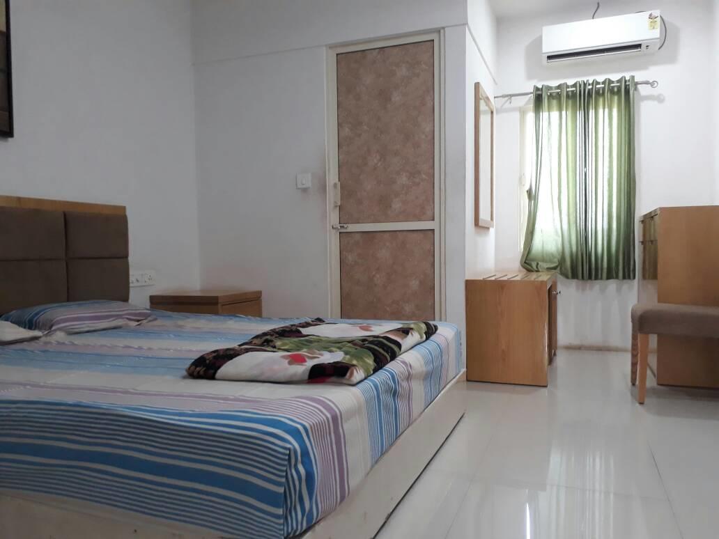 Stay Guru Usha Residency Bhuj Ngoại thất bức ảnh